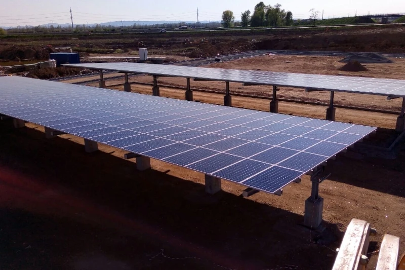Carport fotovoltaico in fase di installazione presso un parcheggio aziendale