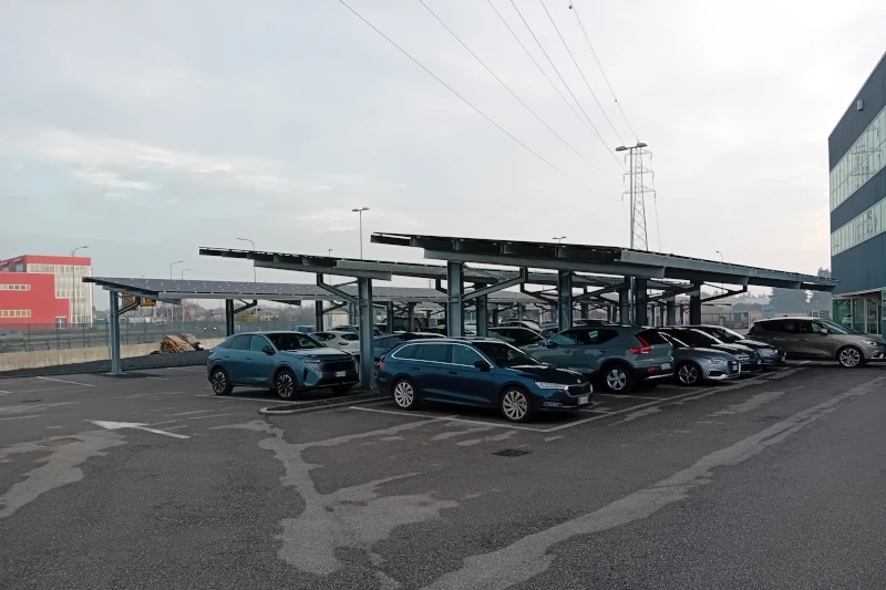 Parcheggio aziendale con carport fotovoltaico per la produzione di energia rinnovabile
