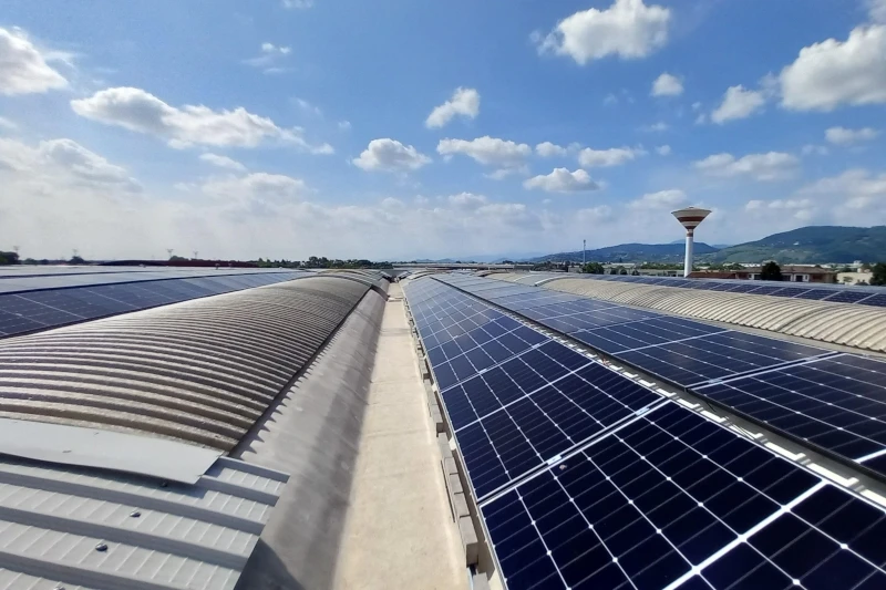 Impianto fotovoltaico installato su una copertura industriale Impianto fotovoltaico installato su una copertura industriale