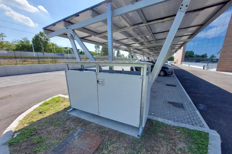 Quadro elettrico e struttura di un carport fotovoltaico installato in un parcheggio aziendale