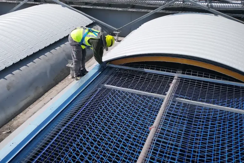 Tecnico durante la verifica di una copertura industriale prima del revamping fotovoltaico Tecnico durante la verifica di una copertura industriale prima del revamping fotovoltaico