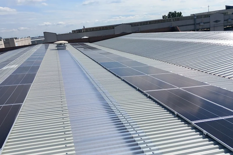 Impianto fotovoltaico industriale installato sulla copertura di un edificio produttivo. Impianto fotovoltaico industriale installato sulla copertura di un edificio produttivo.