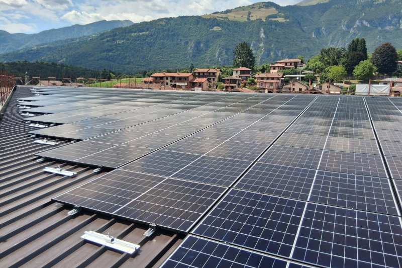 Impianto fotovoltaico industriale realizzato da Kennew su copertura di un edificio produttivo. Impianto fotovoltaico industriale realizzato da Kennew su copertura di un edificio produttivo.