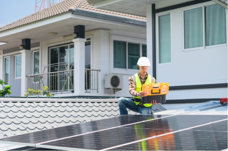 Tecnico durante la valutazione di un impianto fotovoltaico sul tetto