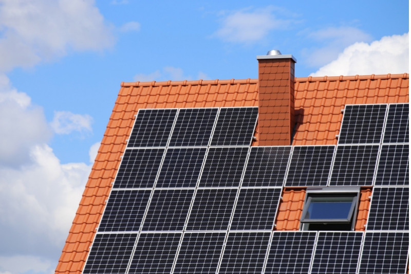 Impianto fotovoltaico installato su una copertura residenziale Impianto fotovoltaico installato su una copertura residenziale