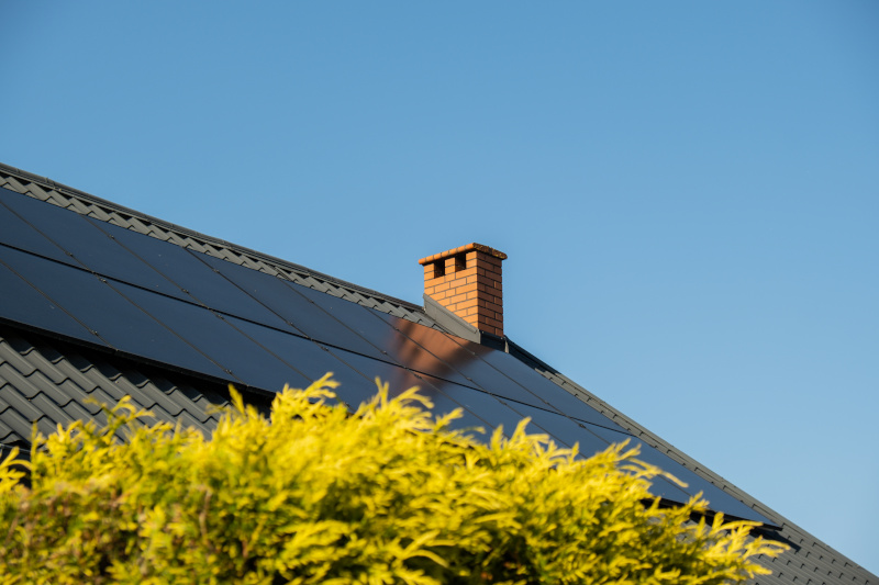 Impianto fotovoltaico residenziale installato sul tetto di un'abitazione, con pannelli solari integrati nella copertura