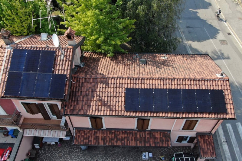 Impianto fotovoltaico residenziale con pannelli solari installati su un tetto in coppi, vista aerea